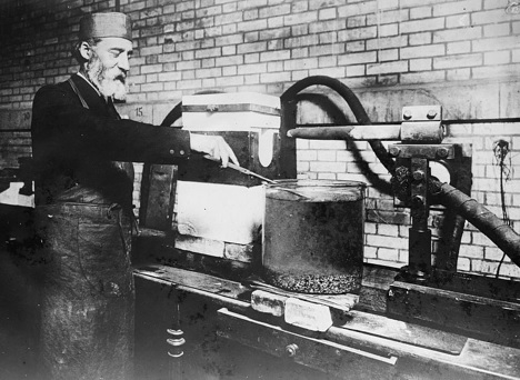 Ferdinand Fr�d&eacute;ric Henri Moissan attempting to synthesize diamonds